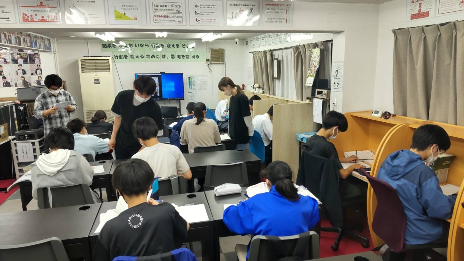 戦略設計学習塾AQURAS 西船橋工房の教室。固定の専用席で勉強する生徒たち